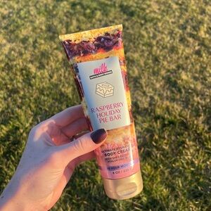 Bath & Body Works Raspberry Holiday Pie Body Cream